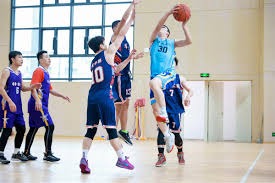 太阳报：德米凯利斯带孩子游泳时遇到洋流，在路人帮助下获救